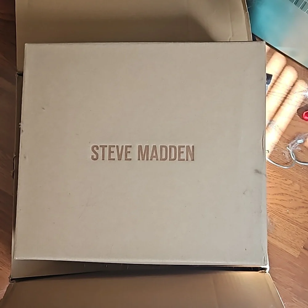 Steve Madden Rumer Distressed Brown Boot. New in box, never worn. - Picture 8 of 8